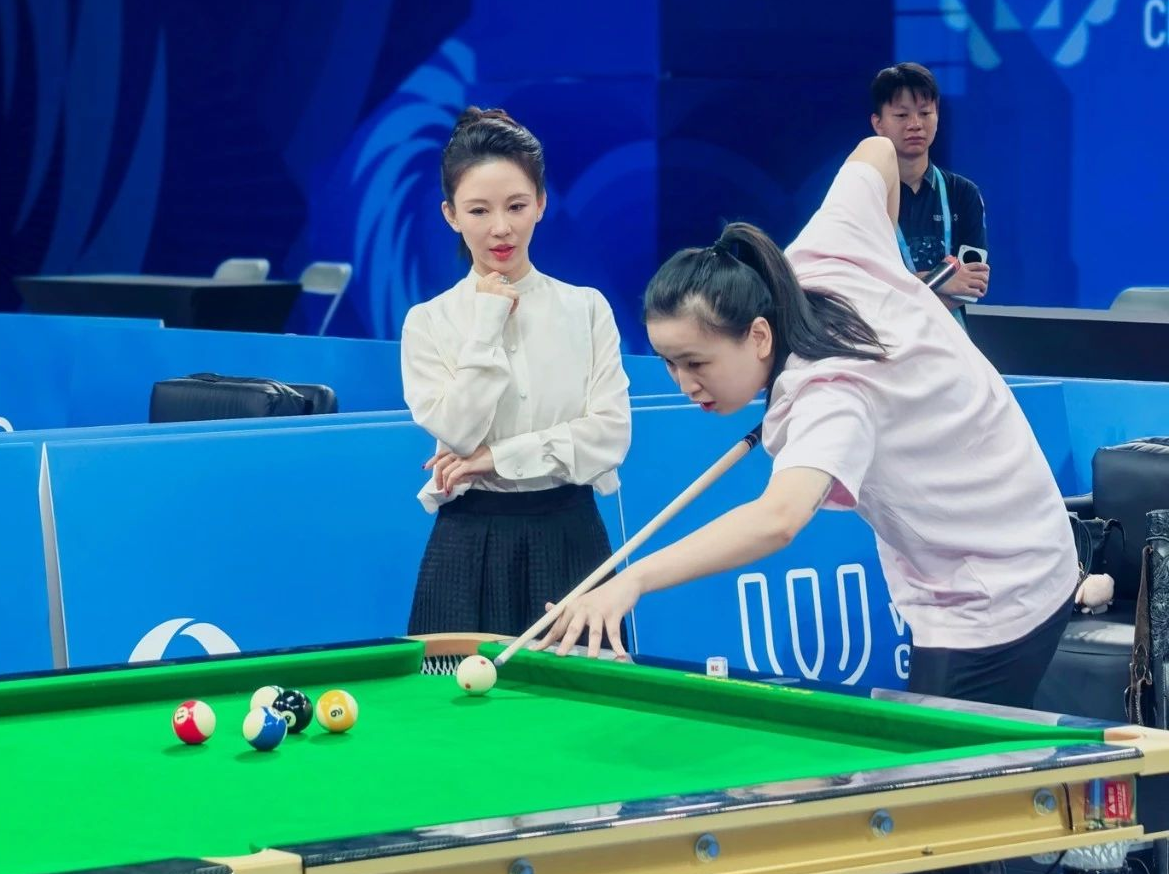 “九球天后”潘晓婷现身成都，探馆世运会台球场地